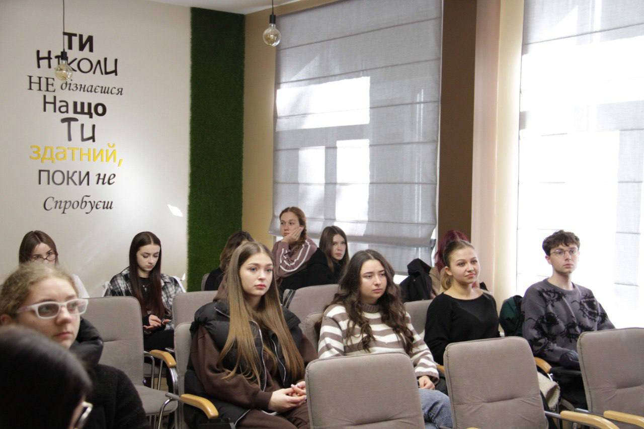 Studenty, shcho doiednalys do perehliadu filmu